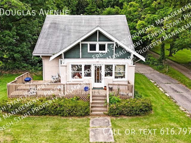 3 BR, 1 BA Apartment 1335 Douglas Avenue, Kalamazoo, MI 49007