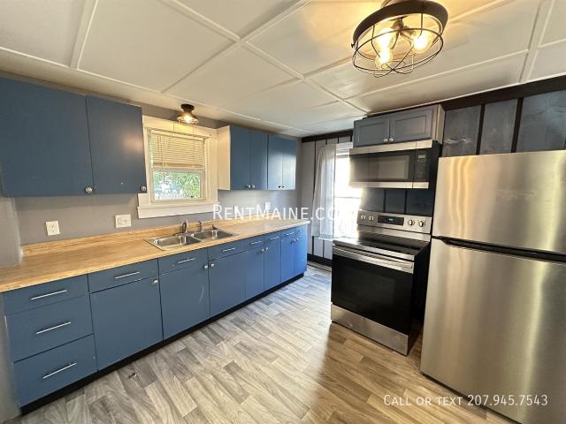 3 BR, 1 BA Apartment 137 Grove St Bangor, ME 04401