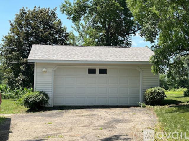 3 BR, 1 BA Apartment 2410 Larson Ave, Albert Lea, MN 56007