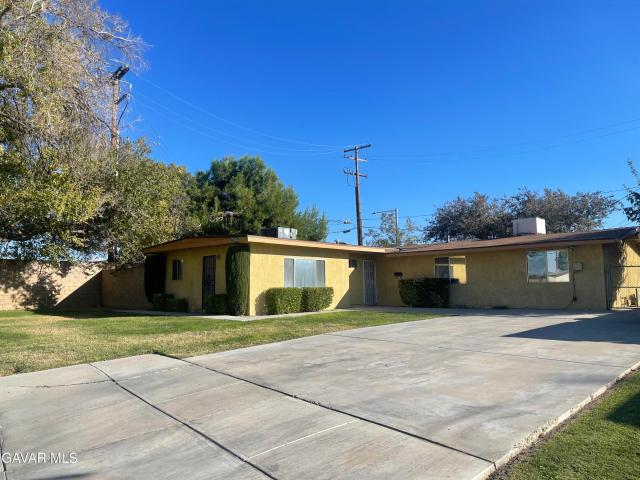 3 BR, 1 BA Apartment 2004 Oldfield Street, Lancaster, CA 93536