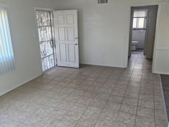 3 BR, 1 BA Apartment 2035 West 102nd Street, Los Angeles, CA 90047