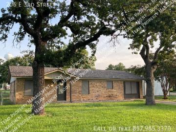 3 BR, 1 BA Apartment 206 E 3rd Street, Tolar, TX 76476