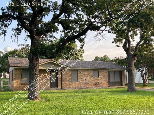 3 BR, 1 BA Apartment 206 E 3rd Street, Tolar, TX 76476