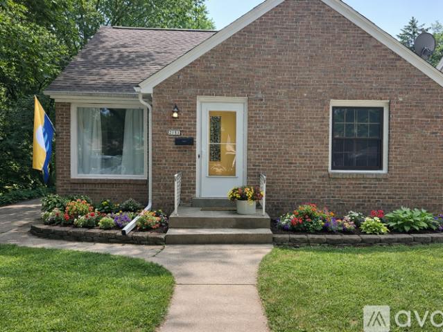 3 BR, 1 BA Apartment 2181 West Marne Avenue, Glendale, WI 53209