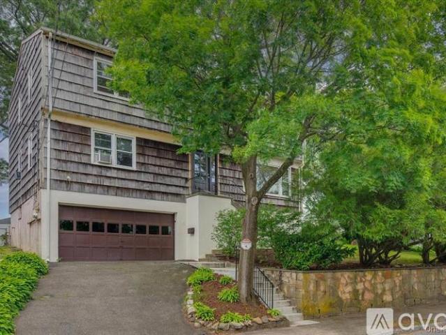 3 BR, 1 BA Apartment 32 Brady Ave, Unit 2, New Rochelle, NY 10805