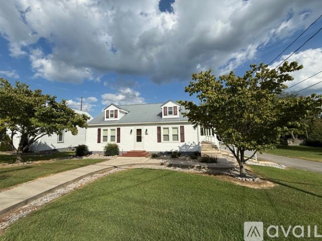 3 BR, 1 BA Apartment 414 South College Street, Smithville, TN 37166