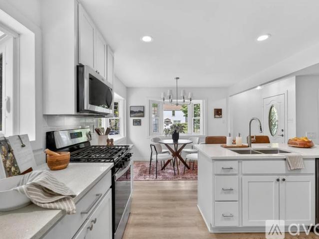 3 BR, 1 BA Apartment 5554 N Navajo Ave, Whitefish Bay, WI 53217