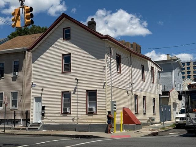 3 BR, 1 BA Apartment 537 Summer St, Unit 2, Paterson, NJ 07501