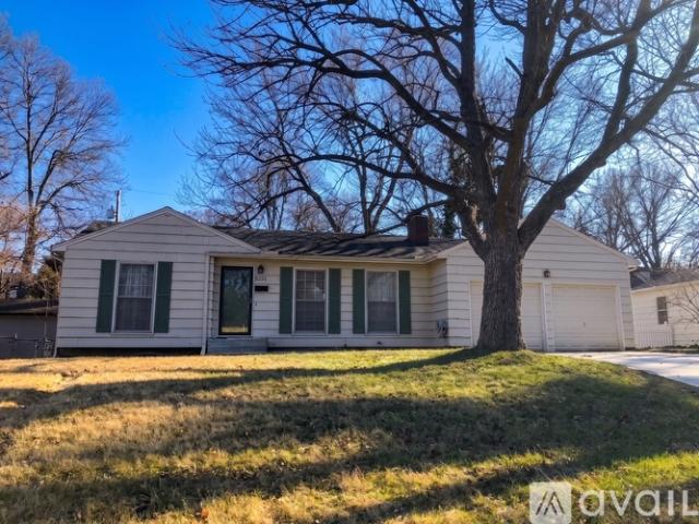 3 BR, 1 BA Apartment 6701 West 77th Street, Overland Park, KS 66204