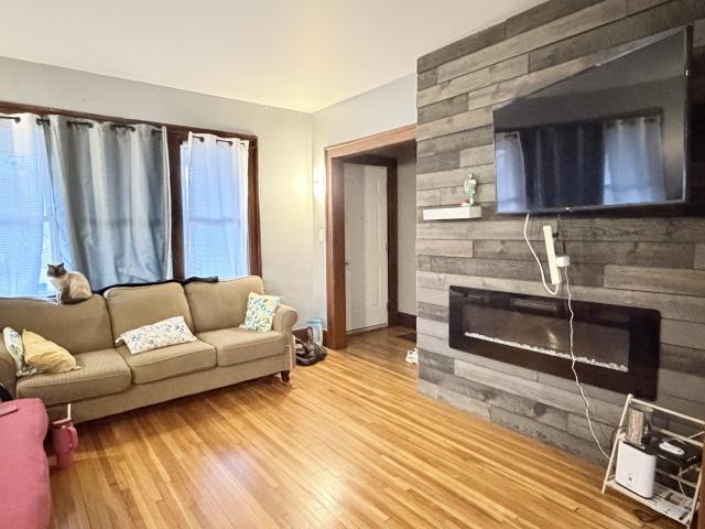 3 BR, 1 BA Apartment 693 Partington Ave, Windsor, ON N9B 2N6