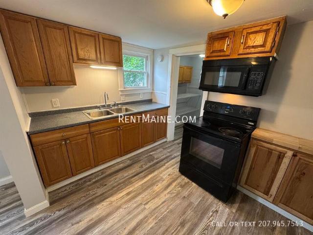 3 BR, 1 BA Apartment 97 Grove St. Apt Bangor, ME 04401