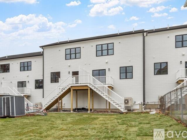 3 BR, 2.5 BA Apartment 10 Windsor Street, Unit C, Worcester, MA 01605