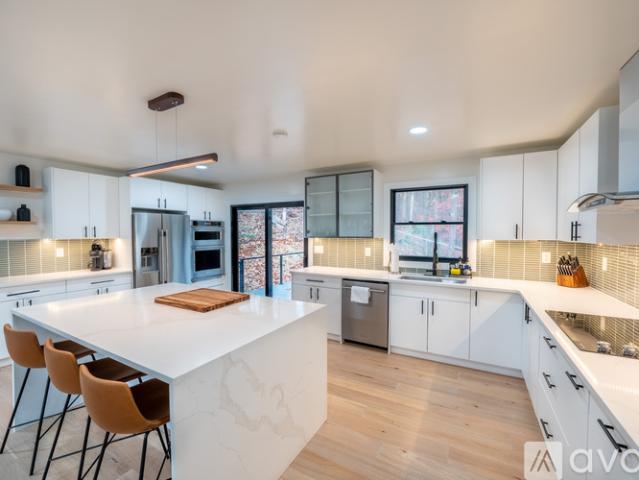 3 BR, 2.5 BA Apartment 1704 Inglewood Drive, Charlottesville, VA 22901