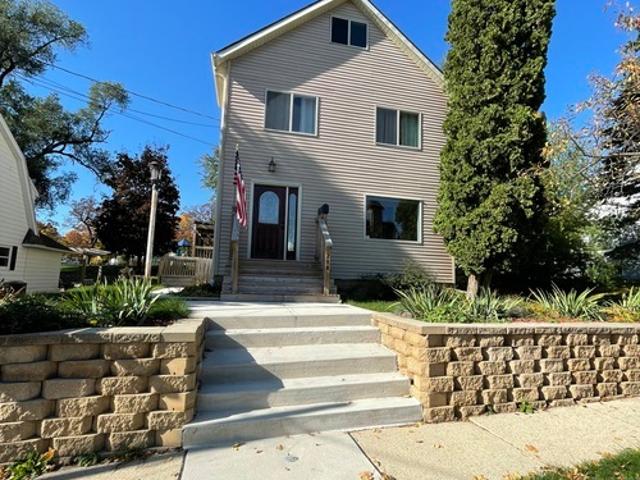 3 BR, 2.5 BA Apartment 210 South Academy Street, Stoughton, WI 53589