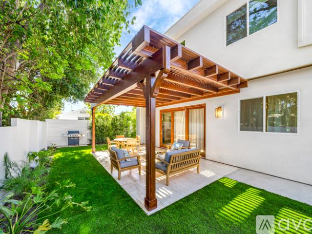 3 BR, 2.5 BA Apartment 23265 Gonzales Dr, Los Angeles, CA 91367