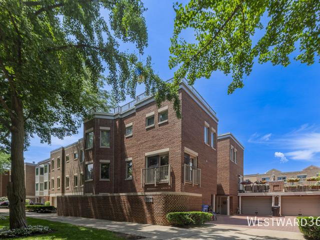 3 BR, 2.5 BA Apartment 2336 N Lakewood Ave Chicago, IL 60614