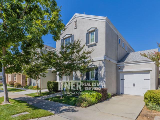 3 BR, 2.5 BA Apartment 2443 Erickson St Sacramento, CA 95815