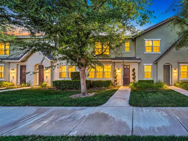 3 BR, 2.5 BA Apartment 24063 Avocado Ln, Valencia, CA 91354