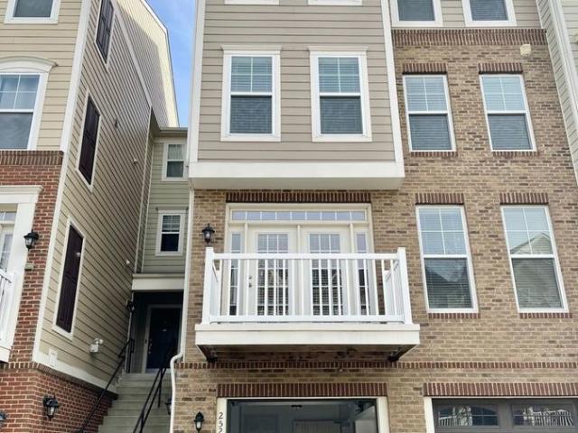 3 BR, 2.5 BA Apartment 25214 Briargate Ter, Chantilly, VA 20152