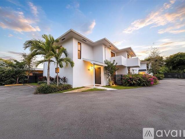 3 BR, 2.5 BA Apartment 3079 NW 11 Th St, Unit 3065, Miami, FL 33125