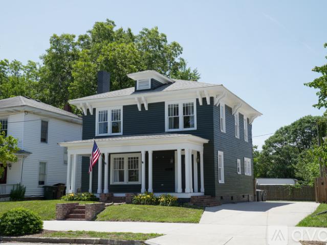 3 BR, 2.5 BA Apartment 313 E Fisher Ave, Greensboro, NC 27401