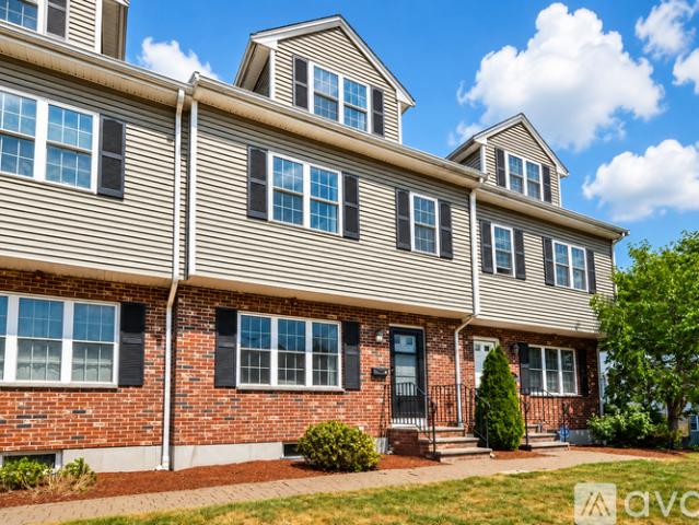 3 BR, 2.5 BA Apartment 39 Curve St, Unit Unit 2, Dedham, MA 02026