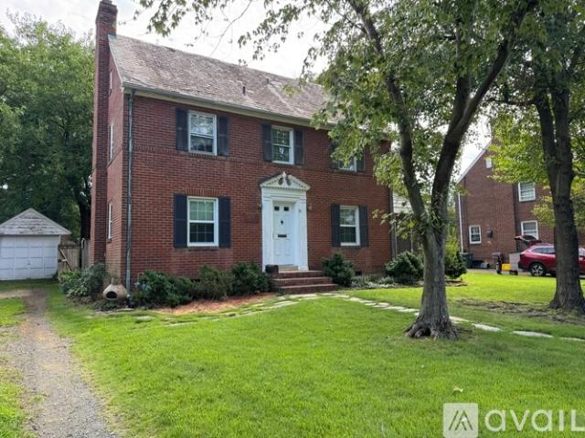 3 BR, 2.5 BA Apartment 435 N Monroe St, Arlington, VA 22201