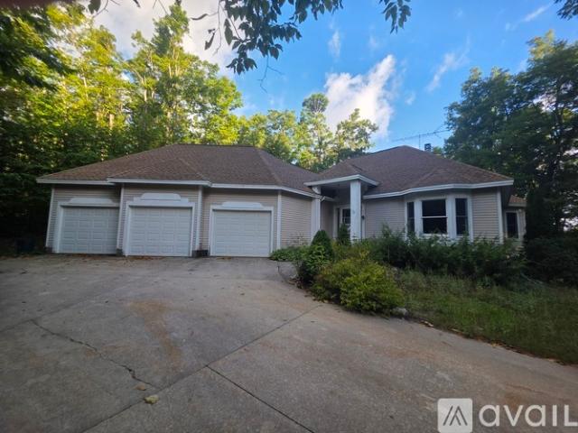 3 BR, 2.5 BA Apartment 4761 Brubaker Rd, Petoskey, MI 49770
