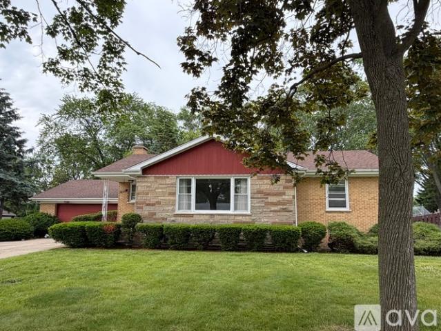 3 BR, 2.5 BA Apartment 543 Ridge Avenue, Elk Grove Village, IL 60007