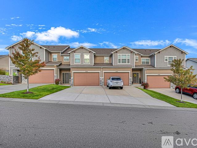 3 BR, 2.5 BA Apartment 7336 Griffey St, Unit 7336, Parkville, MO 64152