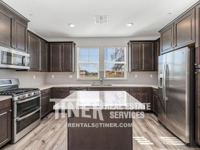 3 BR, 2.5 BA Apartment 7941 Titan Dr Antelope, CA 95843
