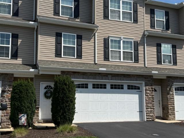 3 BR, 2.5 BA Apartment 822 Spring Rock Ct Mechanicsburg, PA 17055
