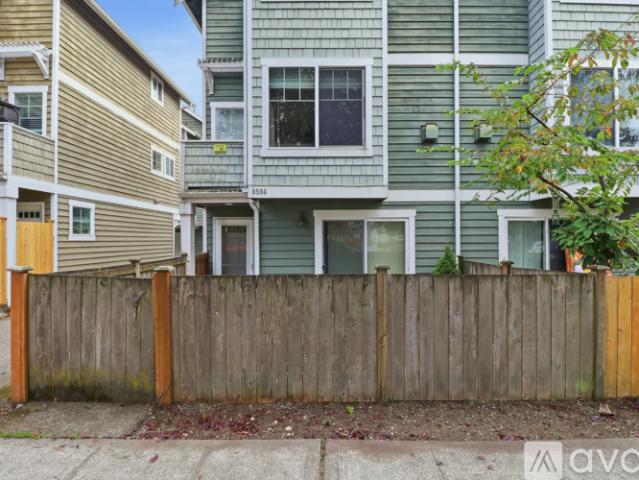 3 BR, 2.5 BA Apartment 8505 Nesbit Ave N, Seattle, WA 98103