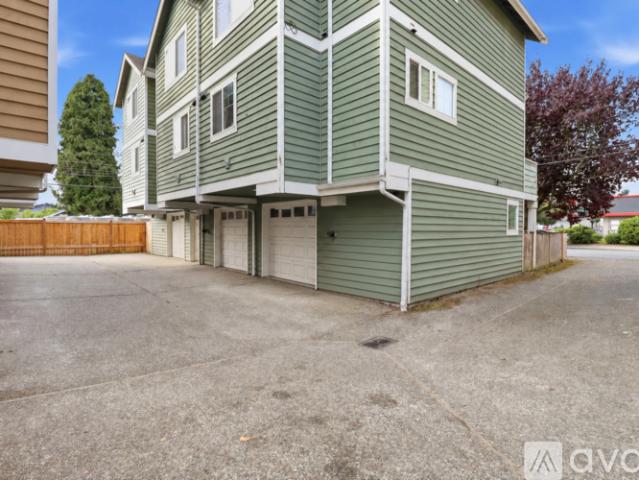 3 BR, 2.5 BA Apartment 8505 Nesbit Ave N, Seattle, WA 98103
