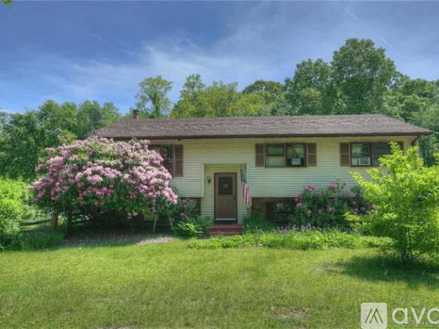 3 BR, 2.5 BA Apartment 8 Deer Ridge Rd, Stonington, CT 06378