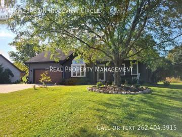 3 BR, 2.5 BA Apartment N75W23435 N Ridgeview Circle, Sussex, WI 53089