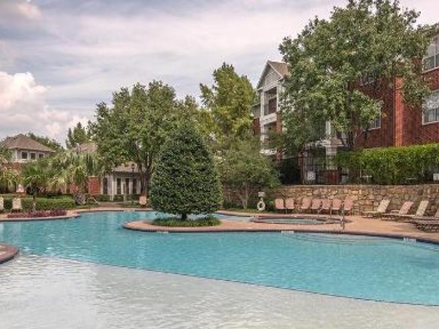 3 Br, 2 bath, Apartment 525 W Westchester Pkwy