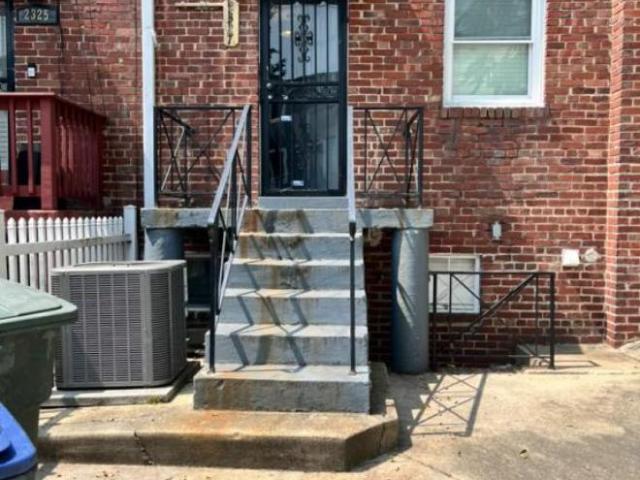 3 Br, 2 bath, Single Family 2327 13th Pl NE