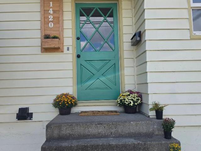 3 Br, 2 bath, Single Family 1420 Madrona Ave SE