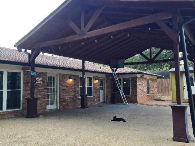 3 Br, 2 bath, Single Family 906 Redbud Ln