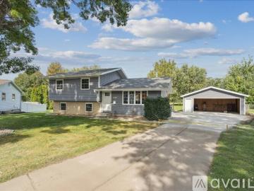 3 BR, 2 BA Apartment 1429 Columbus Dr, Waterloo, IA 50702