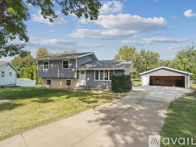 3 BR, 2 BA Apartment 1429 Columbus Dr, Waterloo, IA 50702