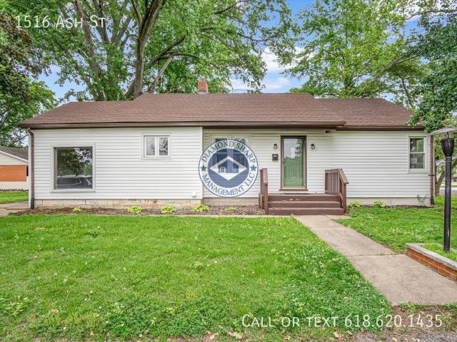 3 BR, 2 BA Apartment 1516 Ash St, Highland, IL 62249
