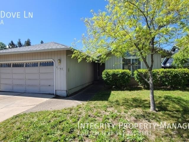 3 BR, 2 BA Apartment 1742 Dove Ln, Medford, OR 97501