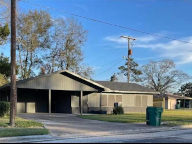 3 BR, 2 BA Apartment 1908 North 16th Street, Orange, TX 77630