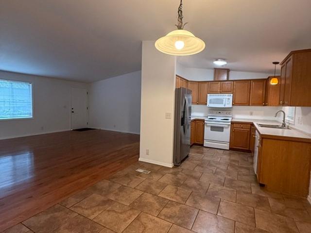 3 BR, 2 BA Apartment 19221 12 Th Avenue Northeast, Shoreline, WA 98155