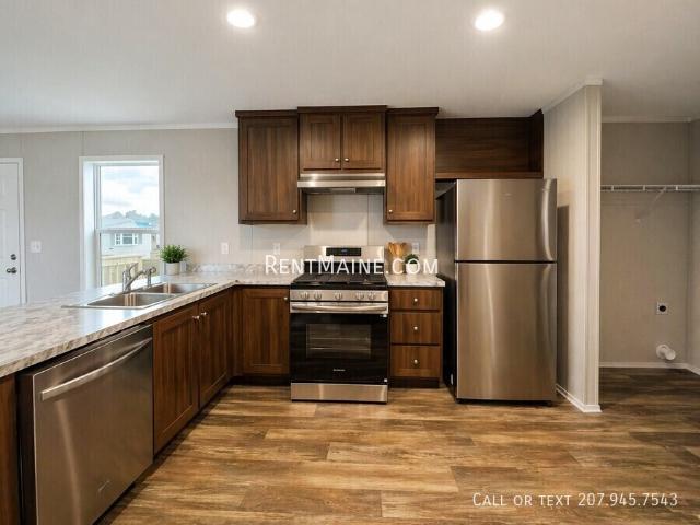 3 BR, 2 BA Apartment 194 F St Pittsfield, ME 04967