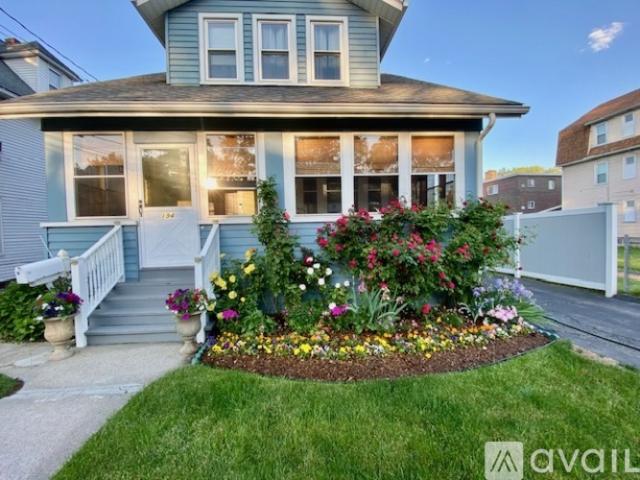3 BR, 2 BA Apartment 194 South Highland Street, West Hartford, CT 06119