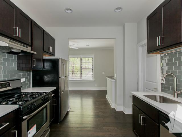 3 BR, 2 BA Apartment 1952 West Nelson Street, Chicago, IL 60657