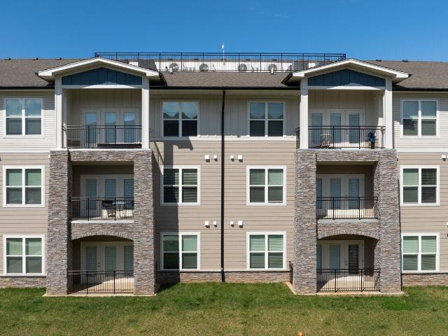 3 BR, 2 BA Apartment 10001 Oak Bridge Circle, Louisville, KY 40219